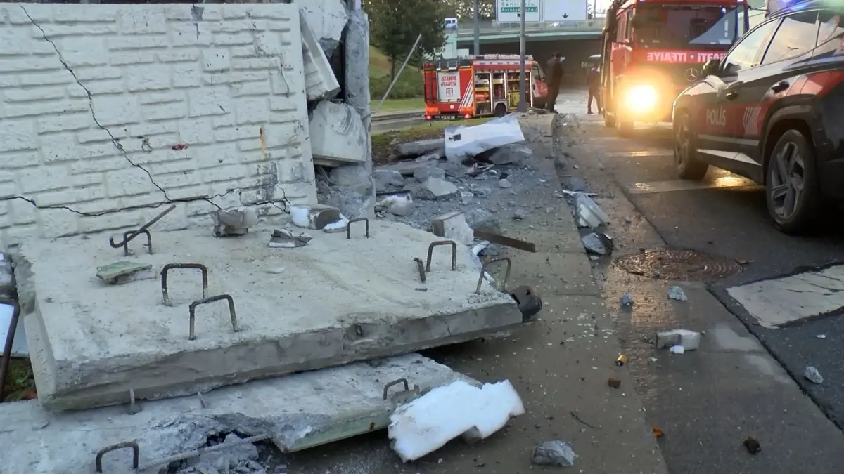 Bakırköy’de Çevik Kuvvet Otobüsü Kaza Geçirdi